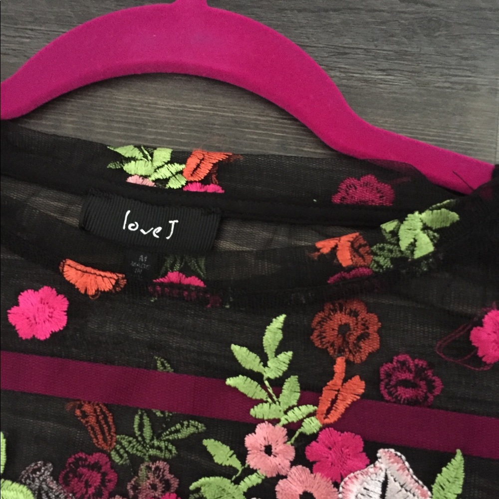 🌸Beautiful sheer floral top🌸